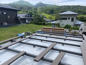 沼田市でデッキの組み立て作業中