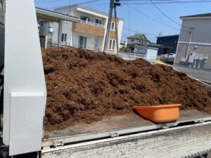 太田市わにわお庭の植栽スペースに雑草対策として使った杉皮のマルチング材