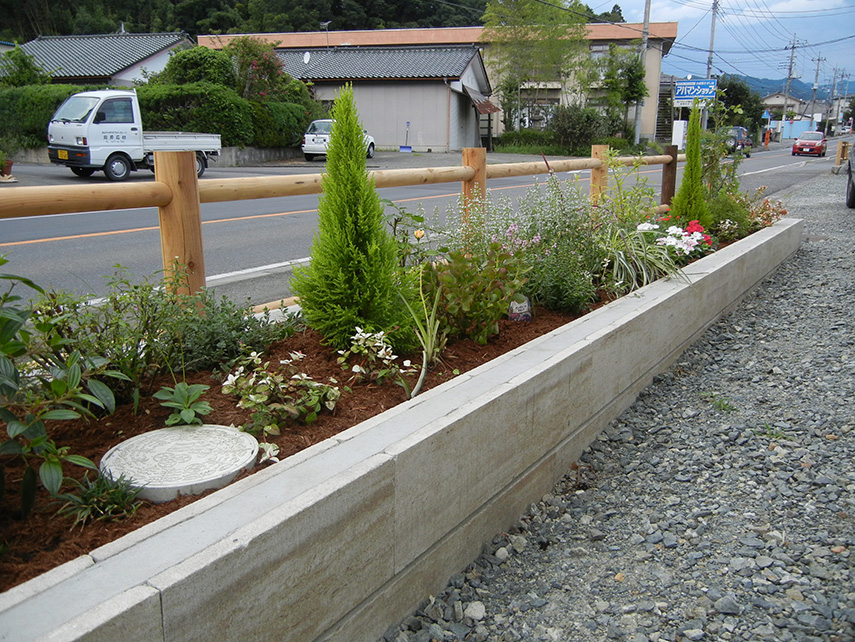 太田市わにわ
お庭のデザイン設計
桐生市のケーキ屋さんの植栽工事