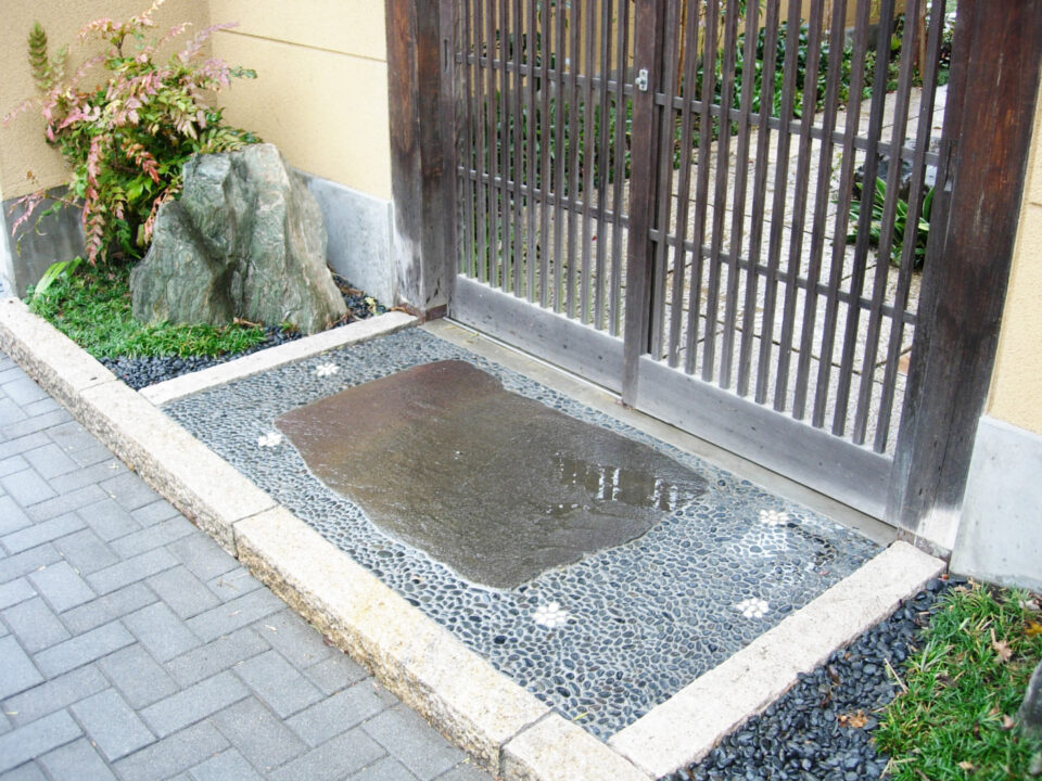 太田市わにわー和風門周りの施工事例
白砂利で花柄模様