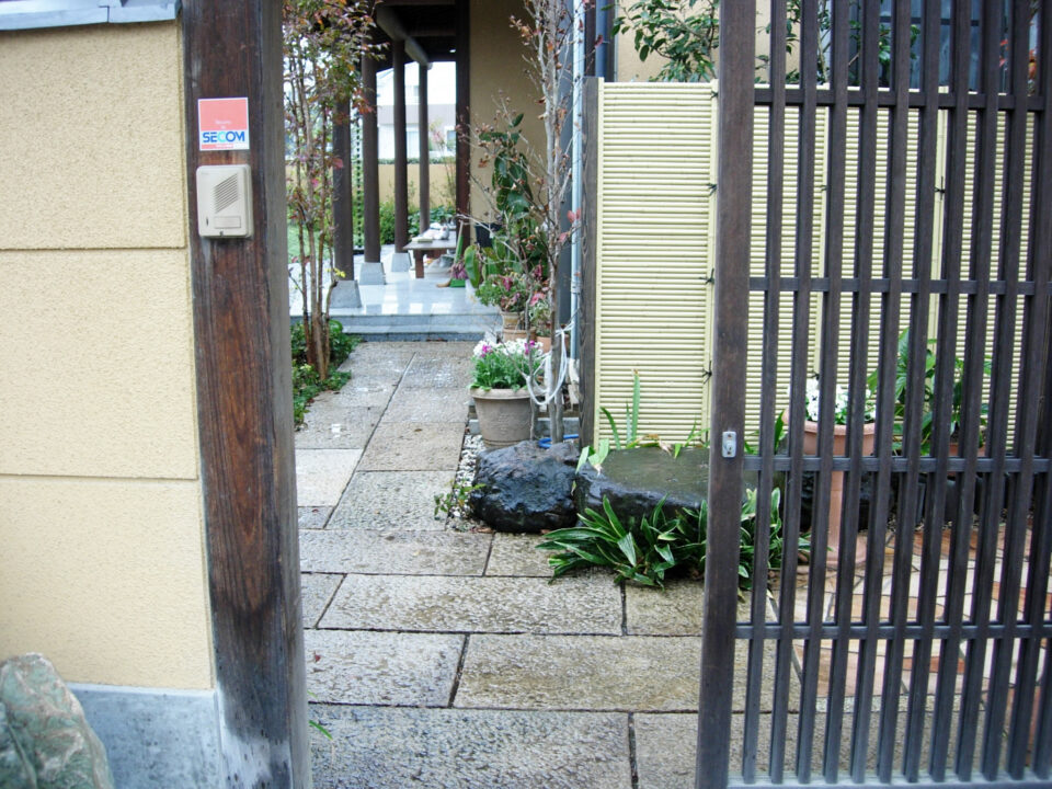 太田市わにわー和風門周りの施工事例
御影石のアプローチ