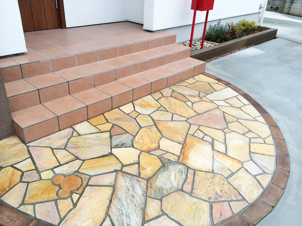 太田市わにわ｜オープン外構プラン
隠れキャラクターの石張り
赤いポスト