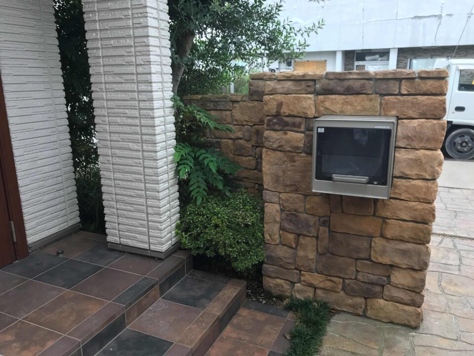 お庭のデザイン設計太田市わにわ
前橋市玄関前工事
駐車場スペースの拡張と駐輪場新設